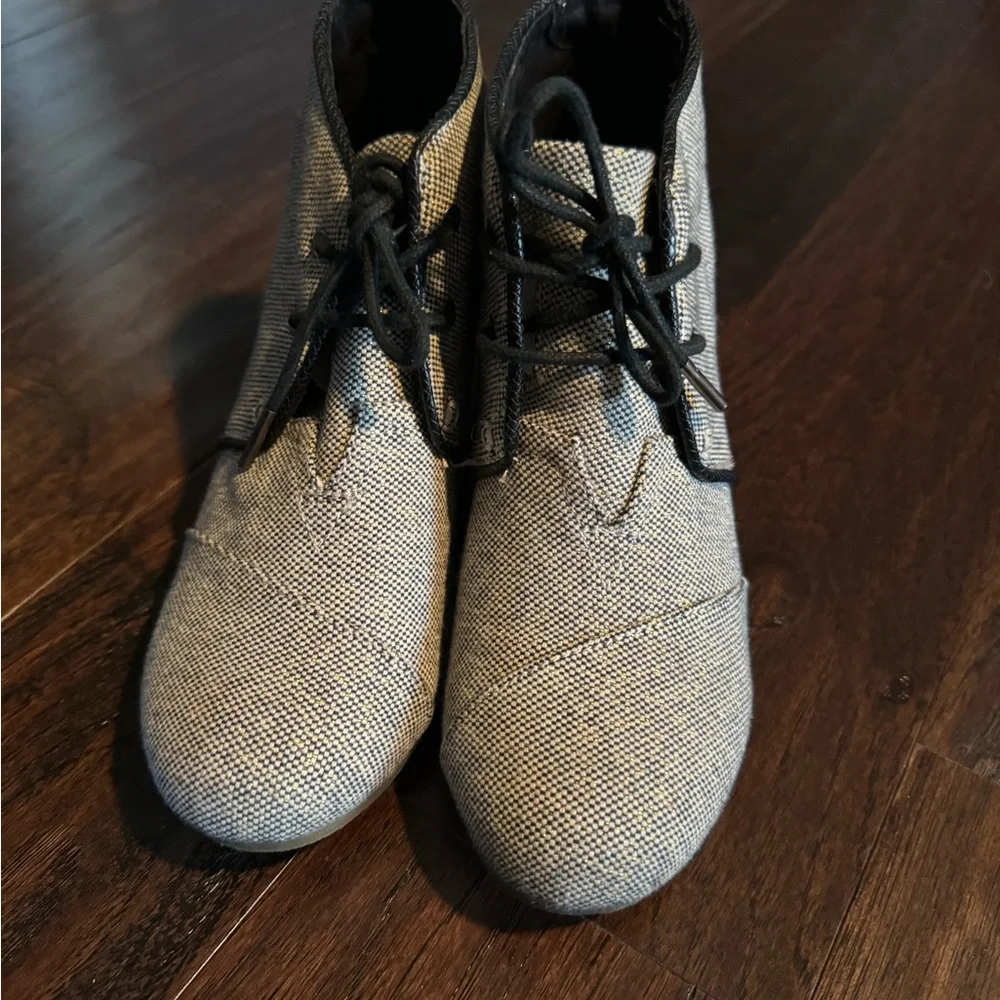 Toms 1.5” wedge shoes. - Picture 2 of 6